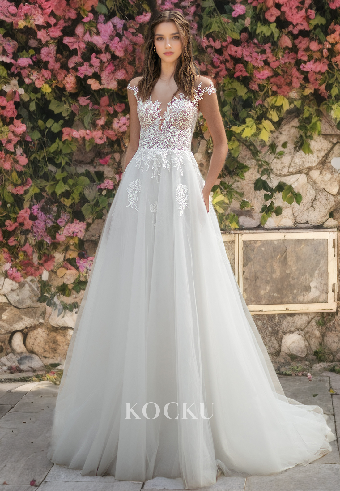 Elegant & Luxurious V-Neck Sleeveless Appliques A-Line Tulle Wedding Dress