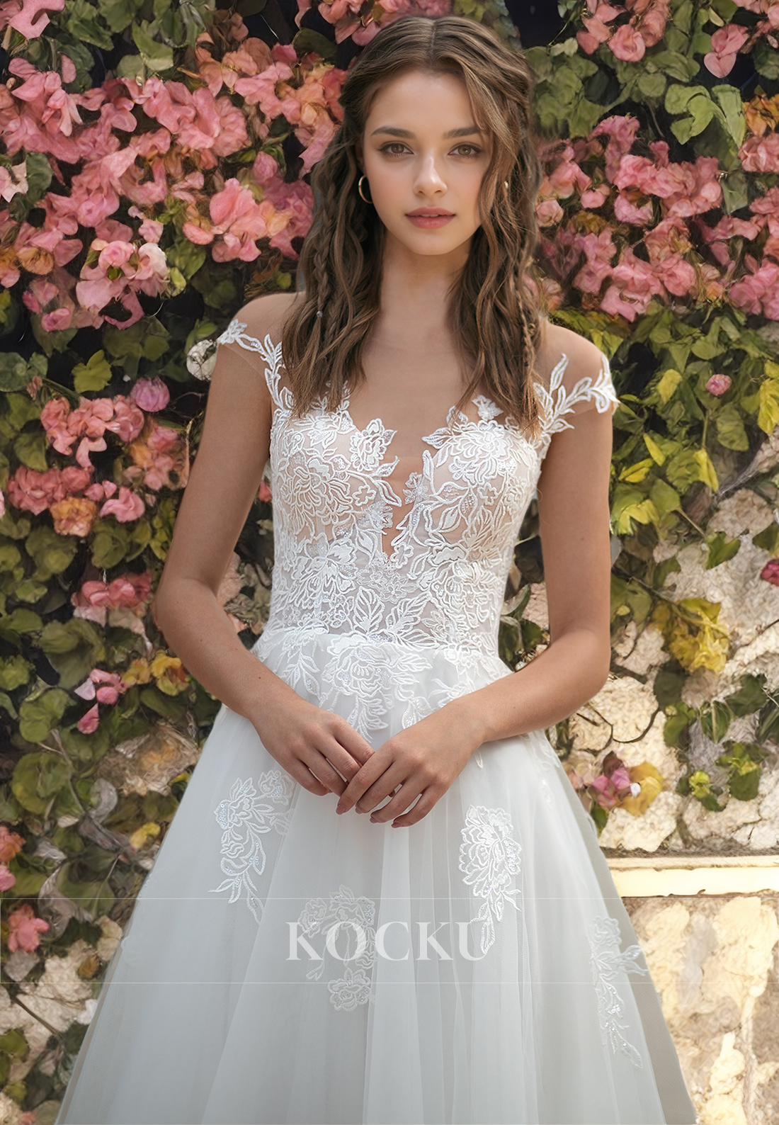 Elegant & Luxurious V-Neck Sleeveless Appliques A-Line Tulle Wedding Dress