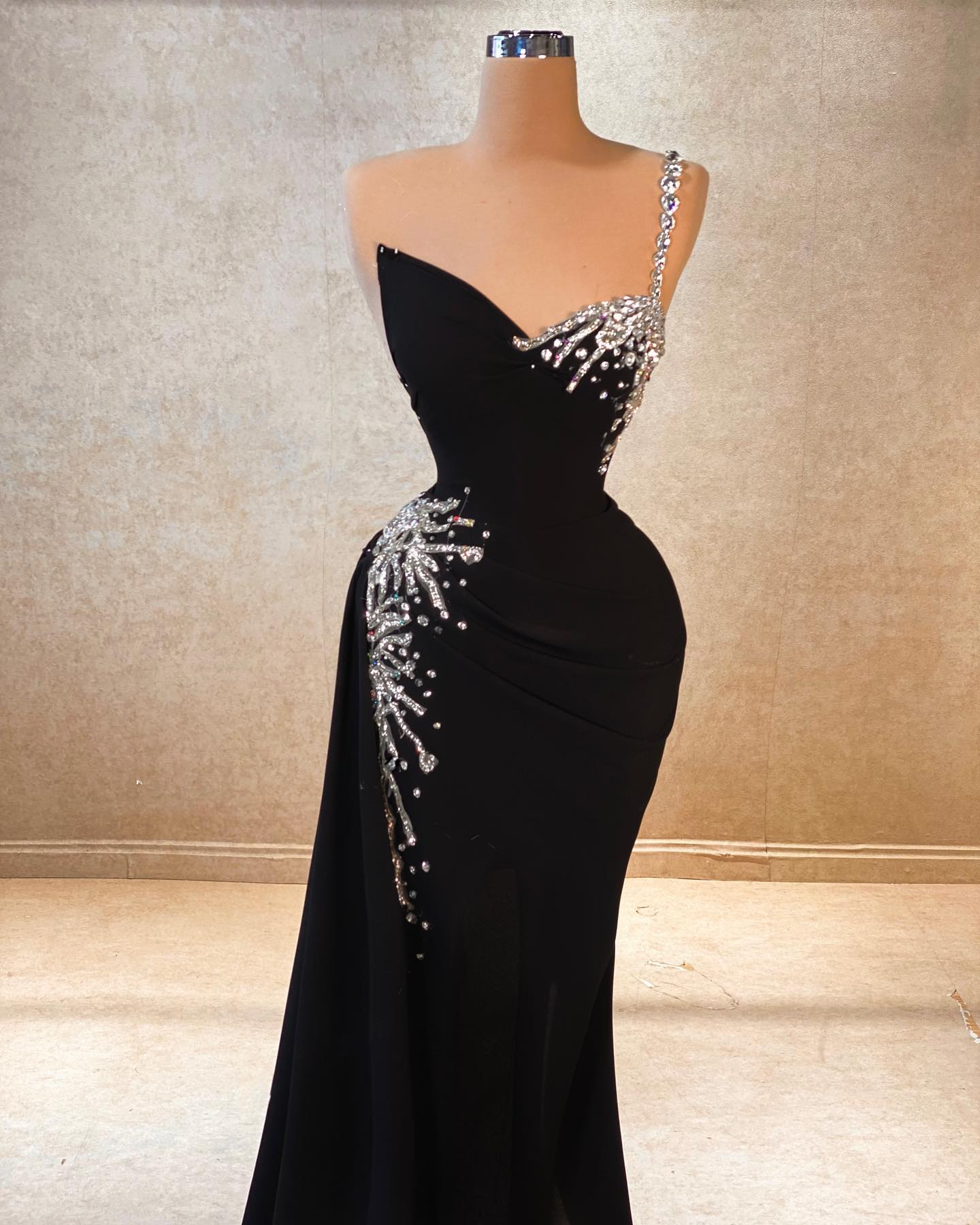 Beautiful A-line One Shoulder Sleeveless Rhinestone Chiffon Black Prom Dress