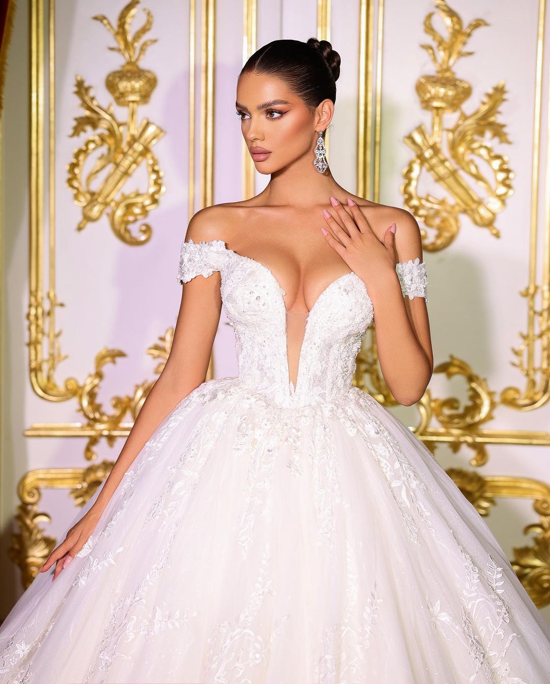 Elegant Long A-line Off-the-shoulder V-neck Appliqué Wedding Dress