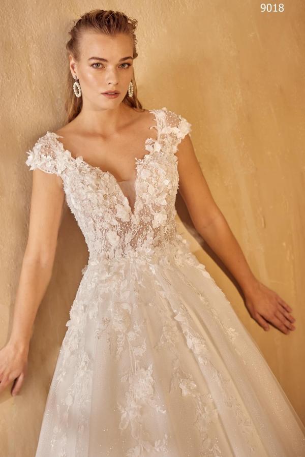 Lovely V-neck Long A-line Lace Tulle Sleeveless Wedding Dress