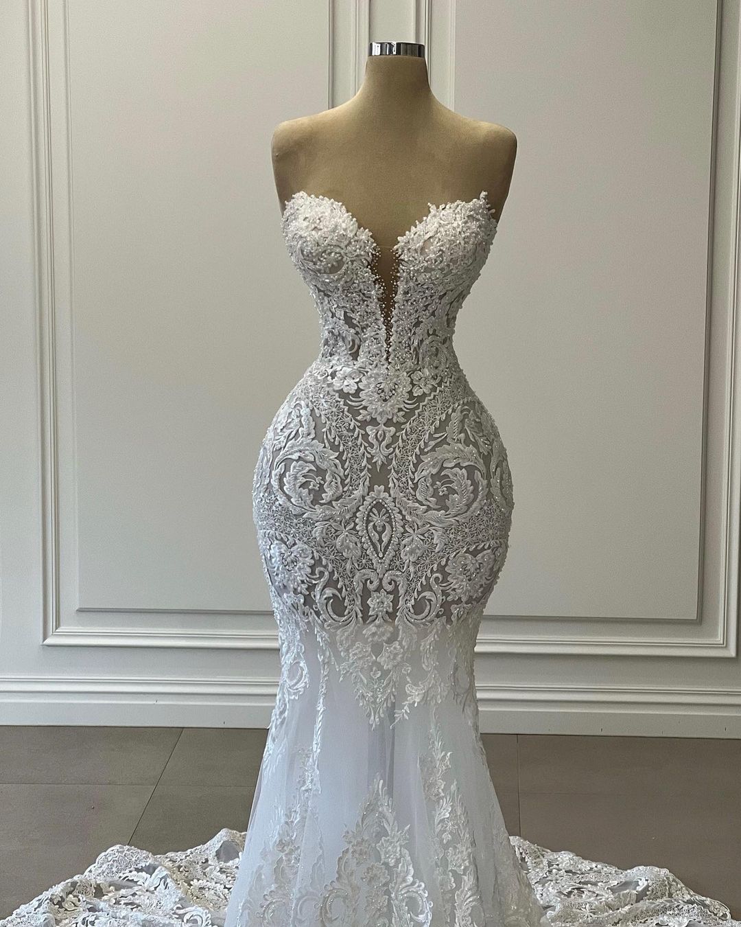 Graceful Long White Sweetheart Mermaid Lace Sleeveless Wedding Gown