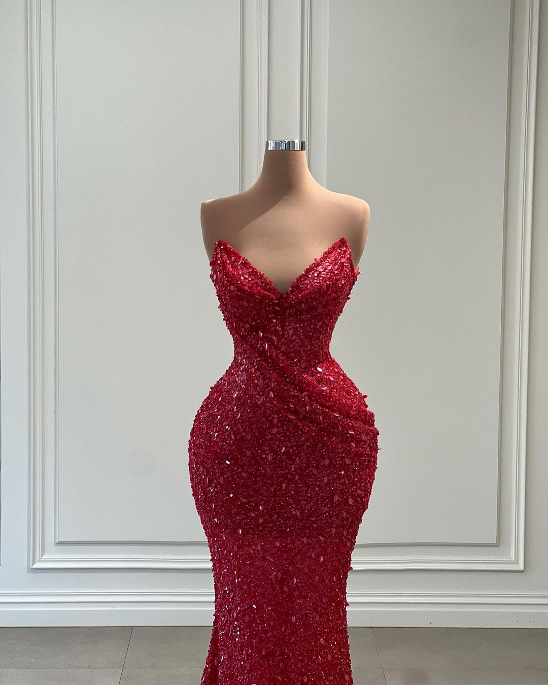 Dazzling Long Red V-neck Sequined Sleeveless Mermaid Prom Gown