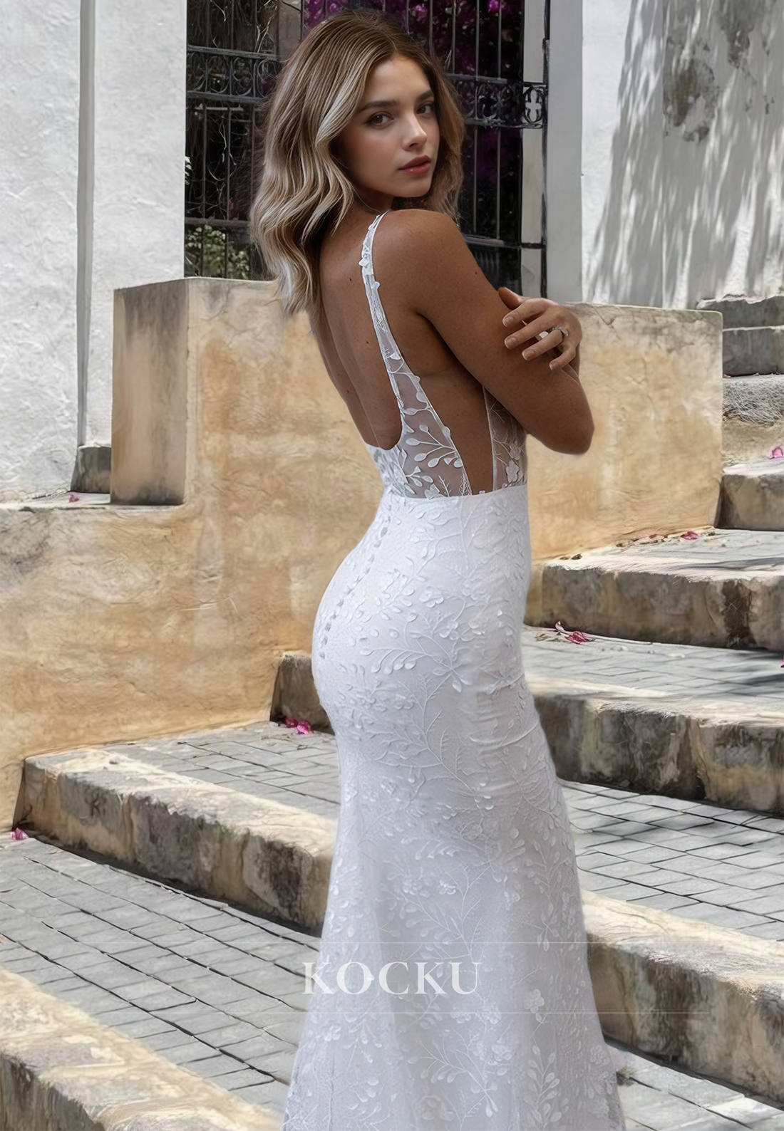 Beach Spaghetti Straps Sheath Wedding Dress Sleeveless Sweep Train Lace Bridal Dress with Appliques