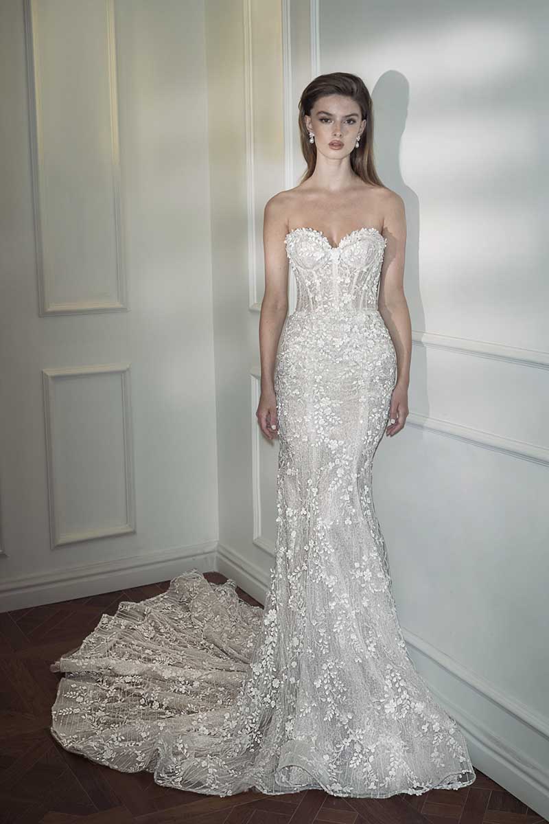 K1280 - Sweetheart Strapless Lace Appliqued Tulle Mermaid Long Wedding Gown