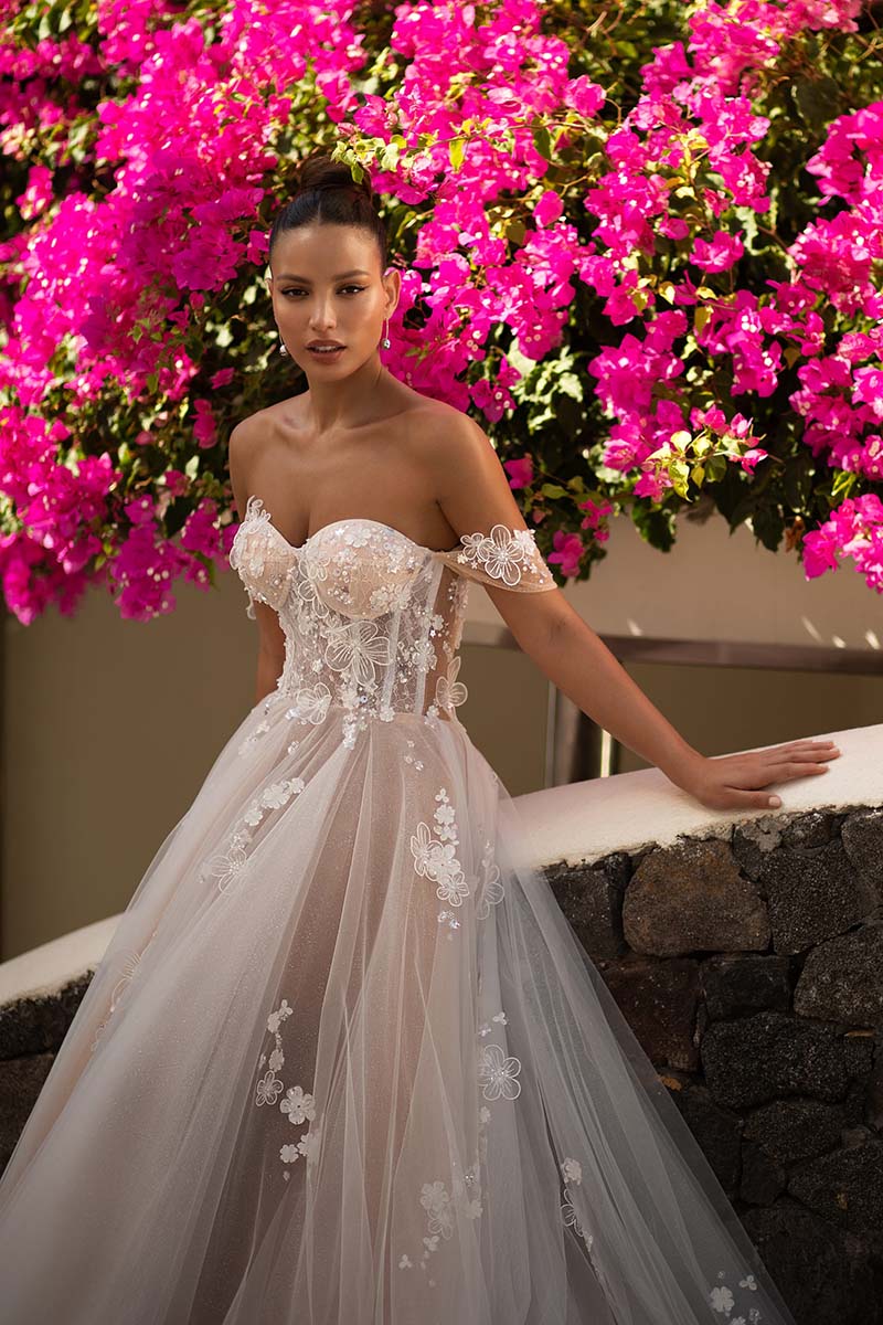 K1655 - Sweetheart Off-Shoulder Lace Appliqued Tulle A-Line Long Wedding Dress