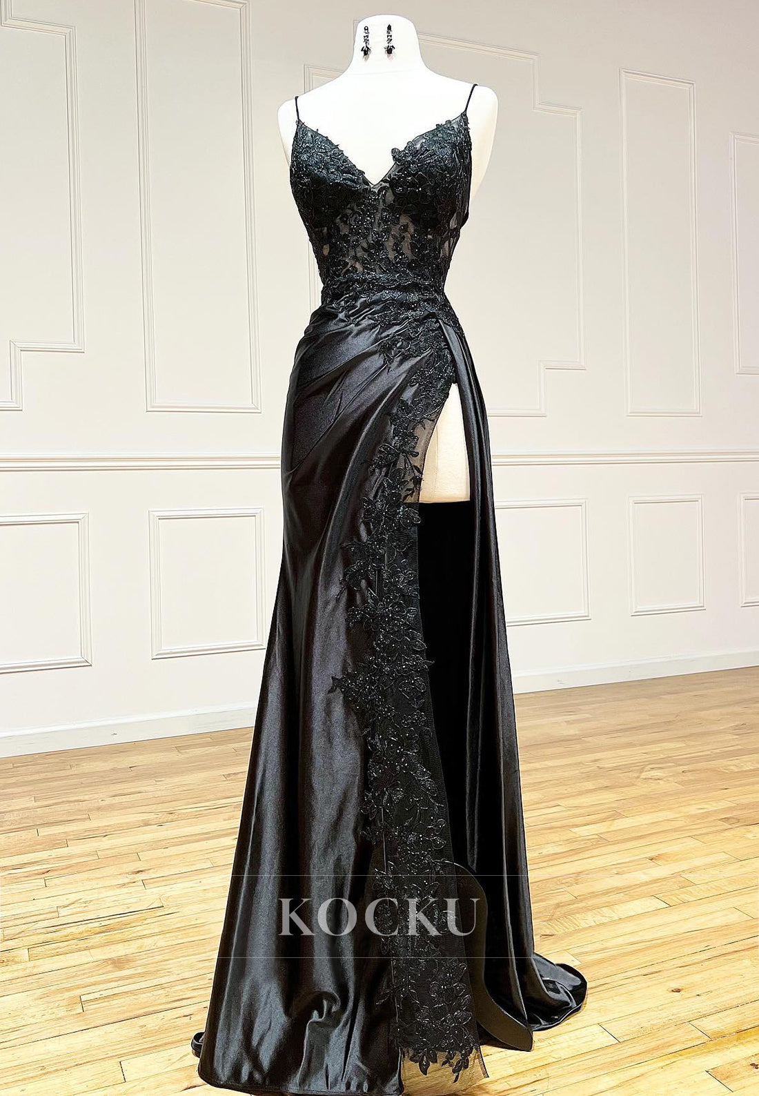 L1053 - Sheath/Column V-Neck Straps Satin Appliques Sleeveless Prom Dress