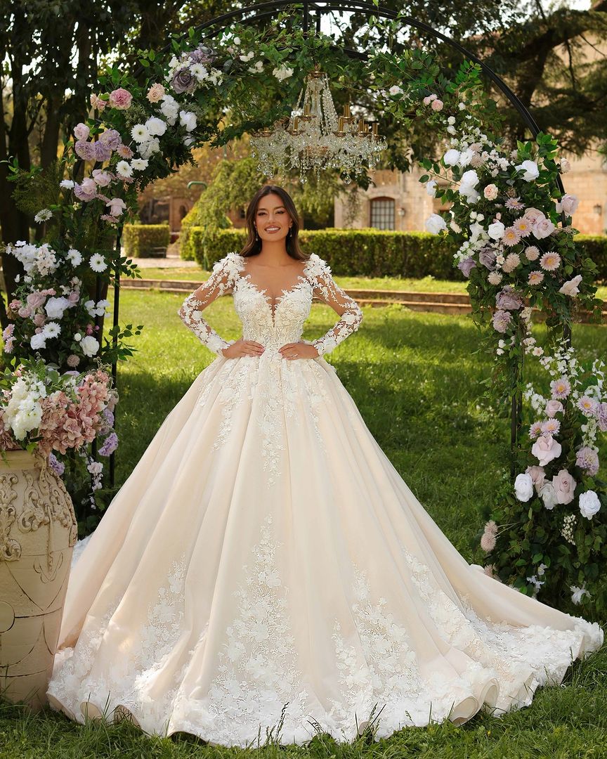 Sweetheart Long Ivory Princess Long Sleeve Appliqué Wedding Dress With Train