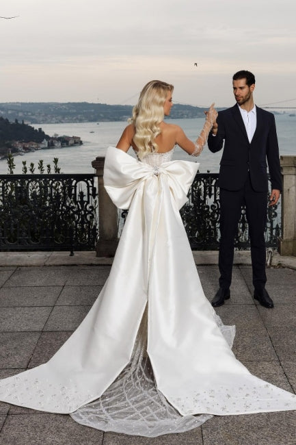 Exquisite Strapless Sweetheart Mermaid Bridal Gown with Elegant Chapel Train