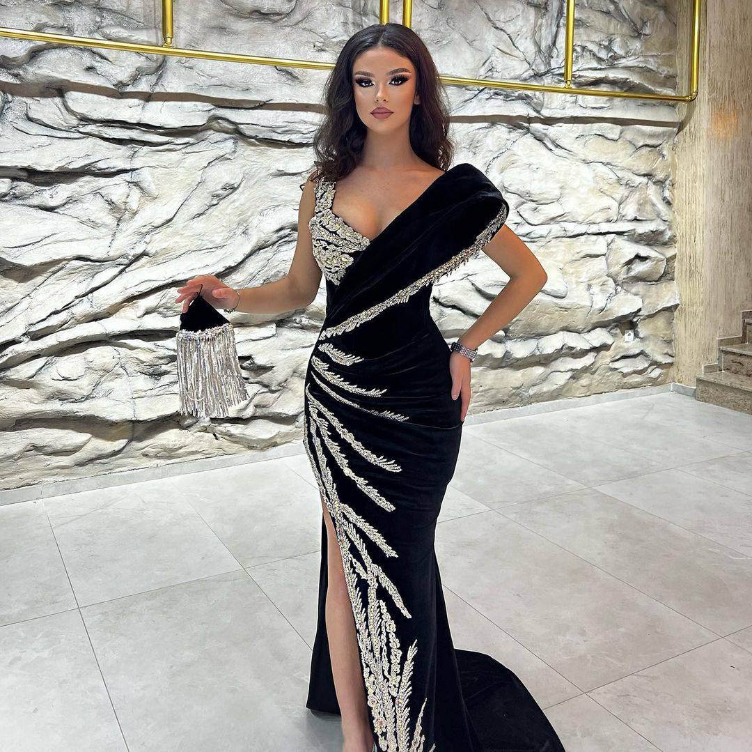 Chic Black Floor-Length Sleeveless Mermaid Prom Gown with a Stylish Split