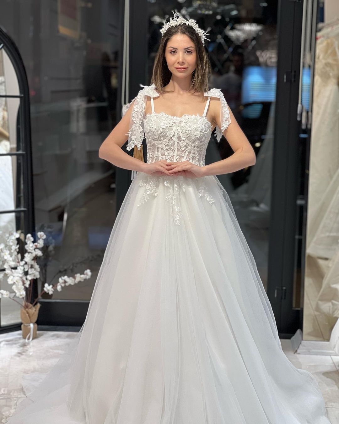 Chic Floor-Length Sweetheart Sleeveless A-Line Tulle Wedding Dress with Appliques