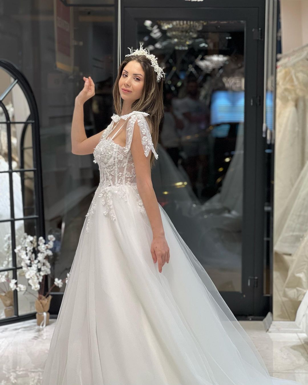 Chic Floor-Length Sweetheart Sleeveless A-Line Tulle Wedding Dress with Appliques