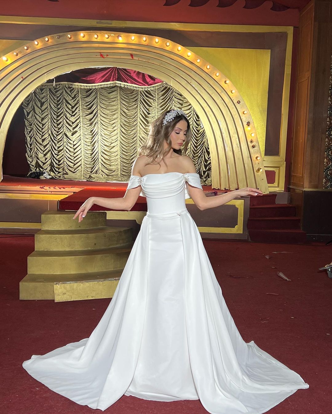 Chic Long A-line Off-the-shoulder Wedding Dress with Sleeveless Design and Detachable Train