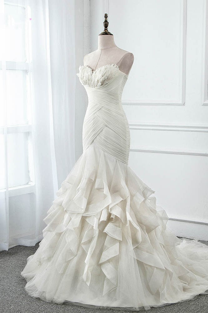 Chic Strapless Sweetheart Ivory Wedding Dresses Ruffles Tulle Sleeveless Bridal Gowns with Feather