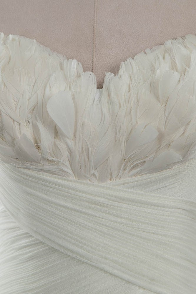 Chic Strapless Sweetheart Ivory Wedding Dresses Ruffles Tulle Sleeveless Bridal Gowns with Feather