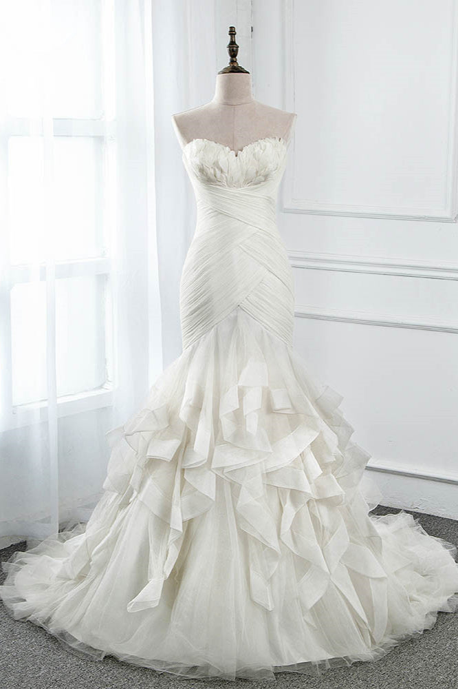 Chic Strapless Sweetheart Ivory Wedding Dresses Ruffles Tulle Sleeveless Bridal Gowns with Feather