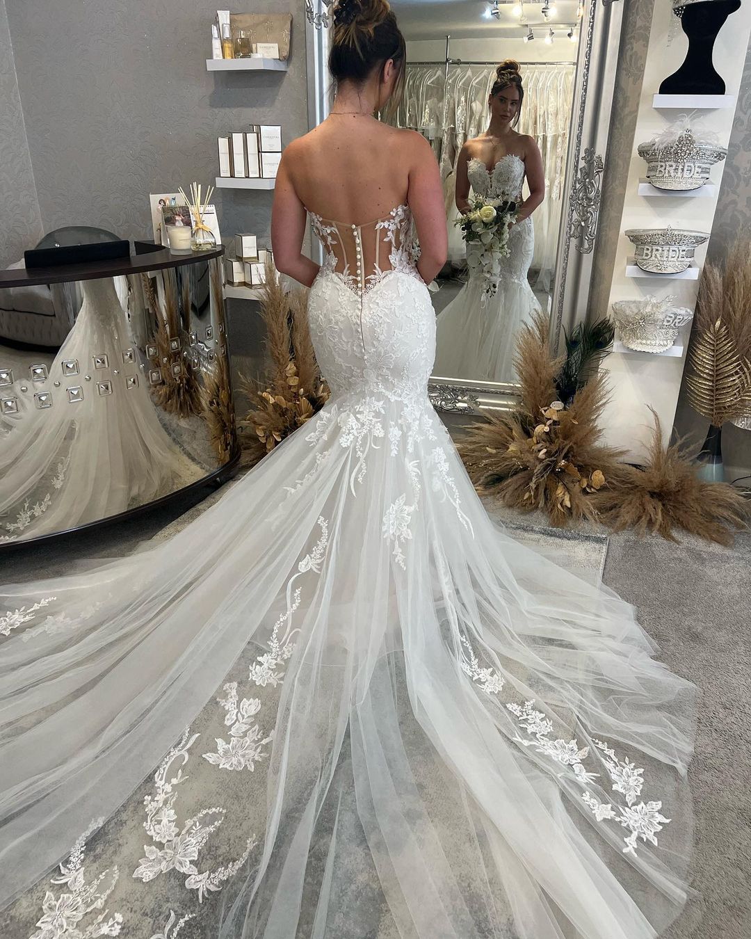 Chic Sweetheart Sleeveless Mermaid Wedding Dress with Lace