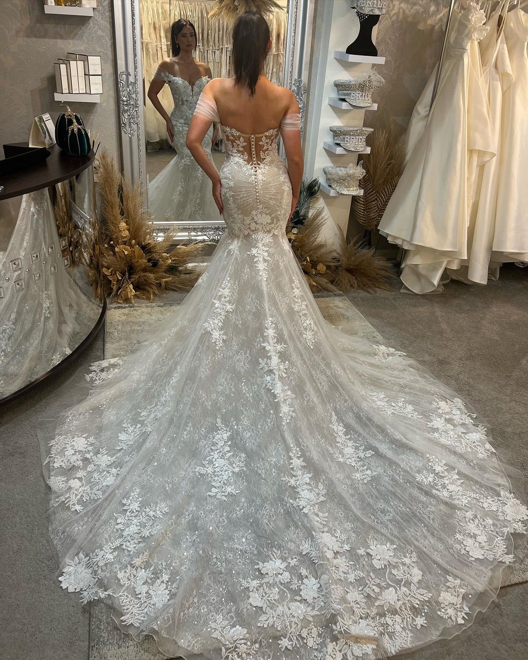 Chic Sweetheart Sleeveless Off-the-Shoulder Lace Wedding Dress