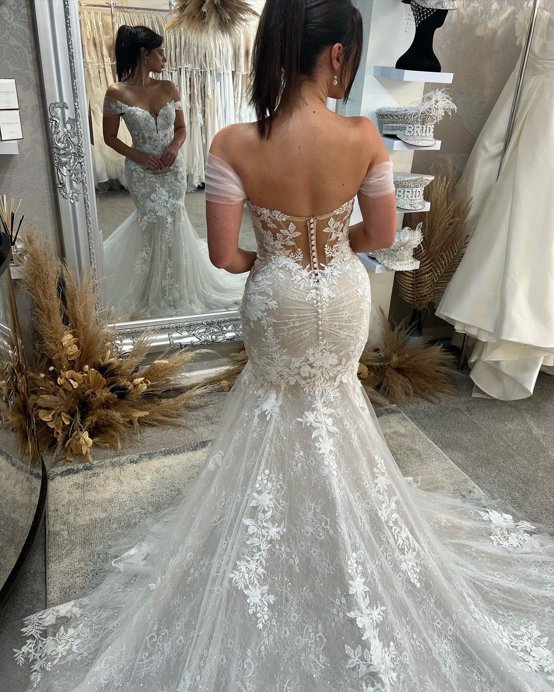 Chic Sweetheart Sleeveless Off-the-Shoulder Lace Wedding Dress