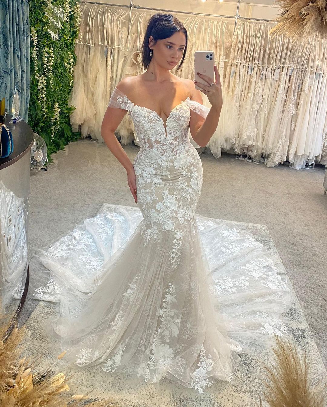 Chic Sweetheart Sleeveless Off-the-Shoulder Lace Wedding Dress