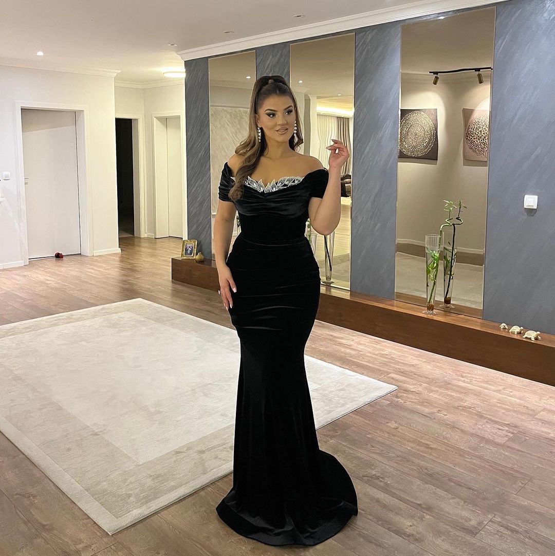 Elegant Floor-Length Sweetheart Off-The-Shoulder Black Mermaid Prom Dress with Applique Embellishments