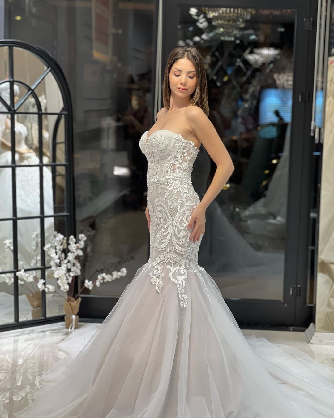 Elegant Floor-Length Sweetheart Sleeveless Mermaid Lace Wedding Dress with Appliques