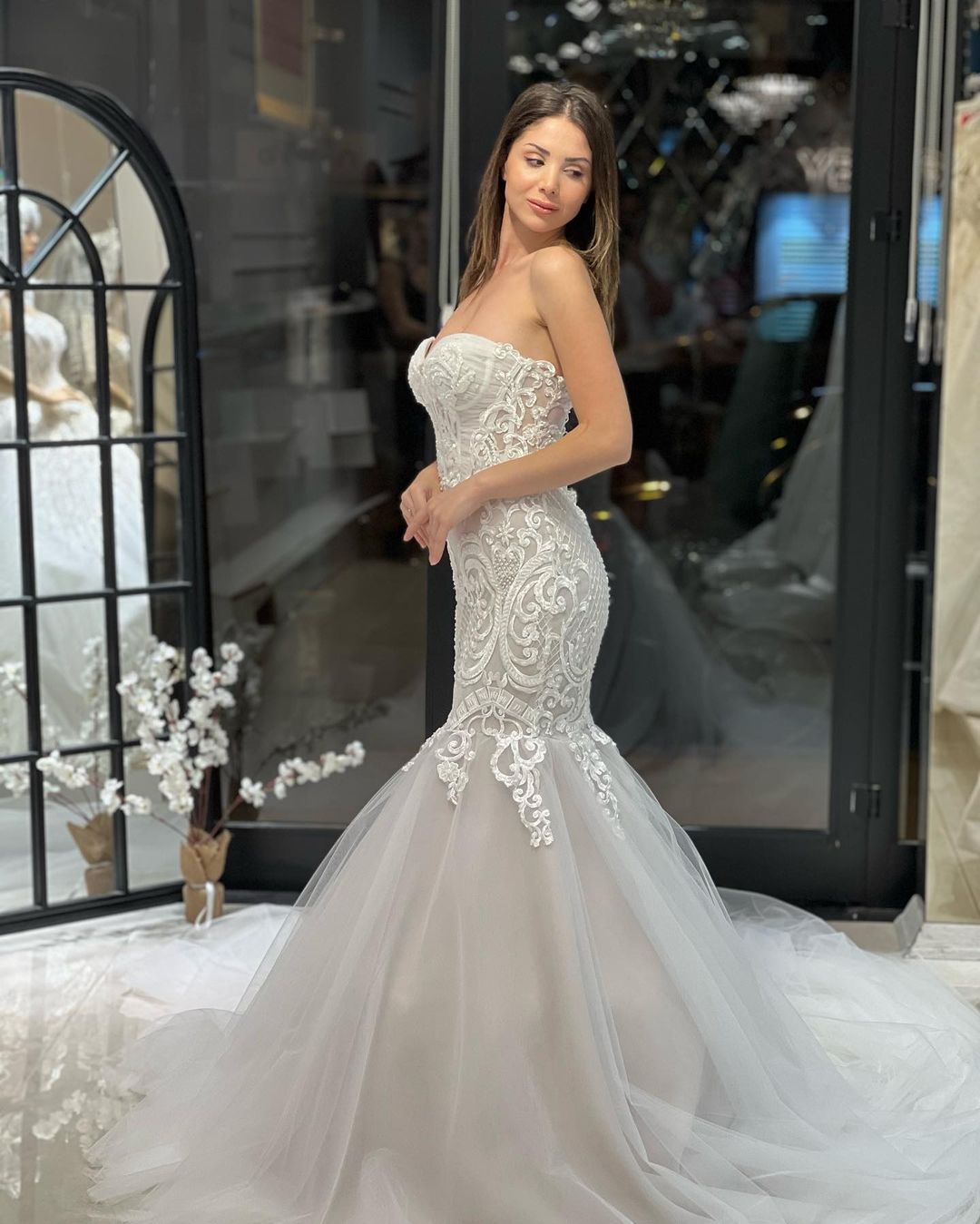 Elegant Floor-Length Sweetheart Sleeveless Mermaid Lace Wedding Dress with Appliques