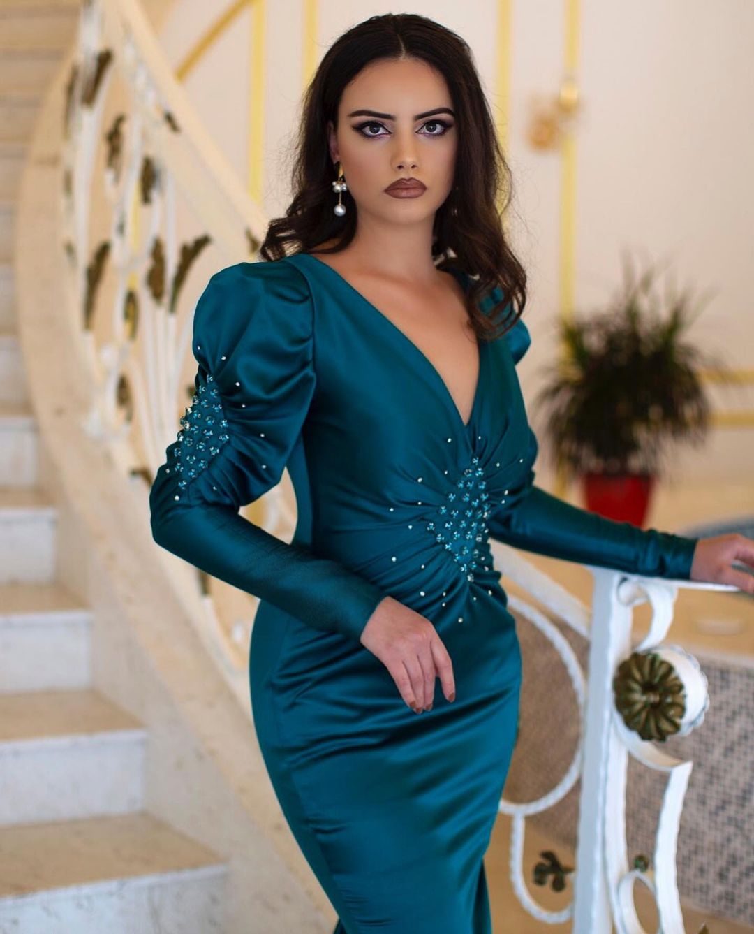 Elegant Floor-Length Mermaid Prom Dress with V-neck and Beading, Complete with Long Sleeves