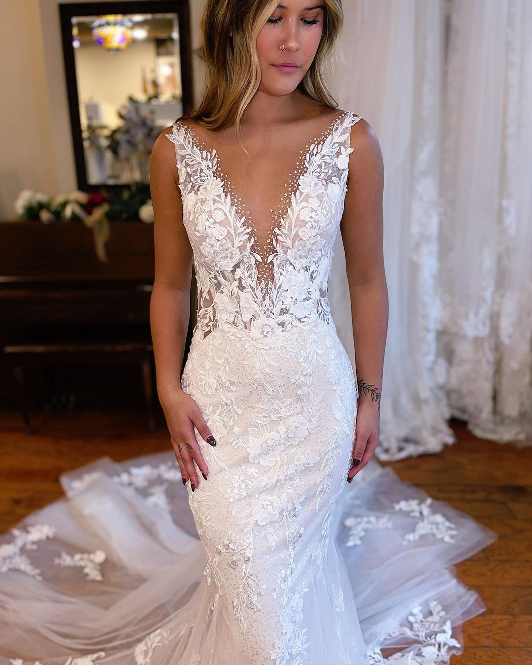 Elegant Long Mermaid V-neck Sleeveless Lace Wedding Dress