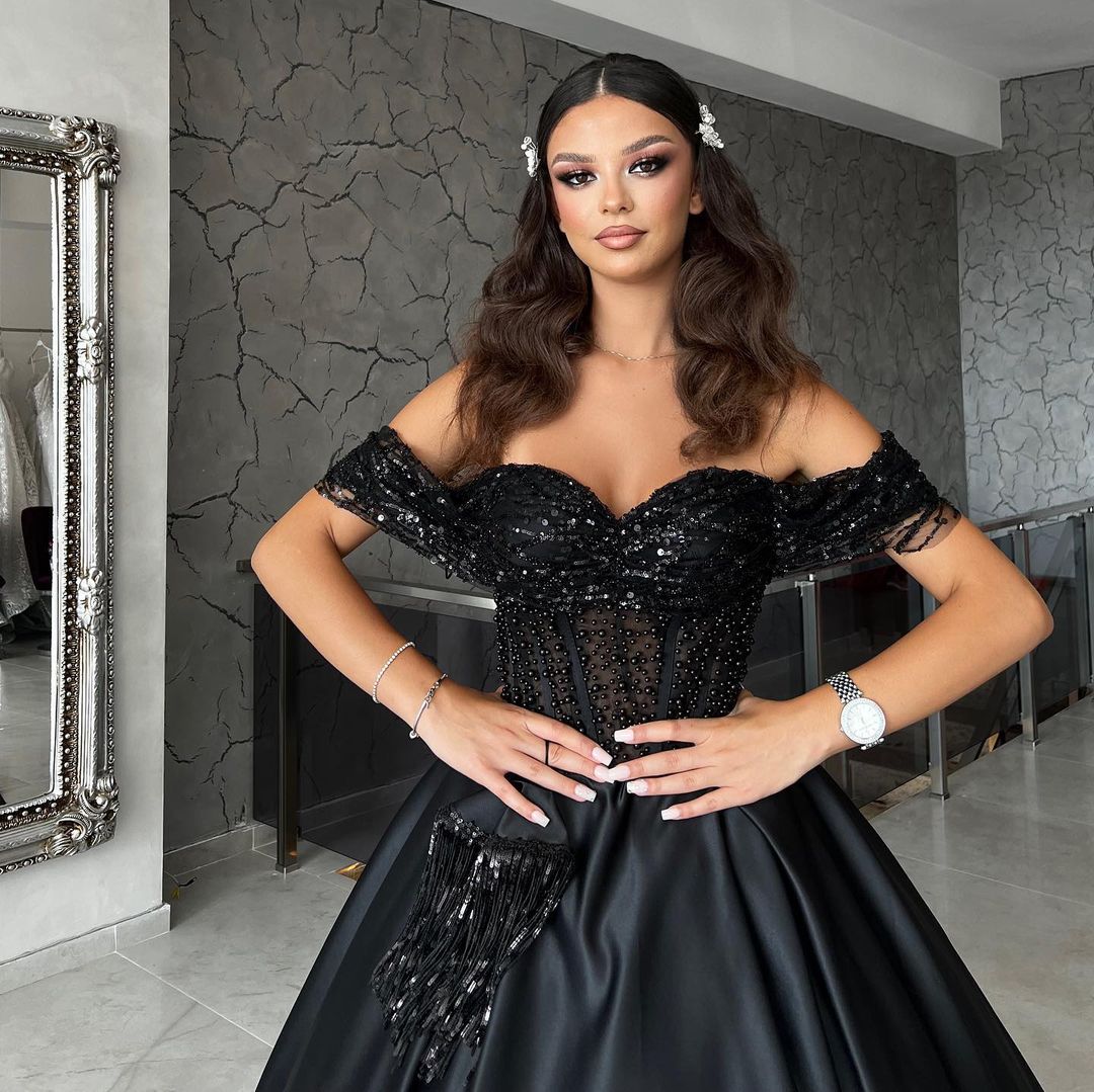 Elegant Sweetheart Off-the-Shoulder Black Prom Dresses with Beads