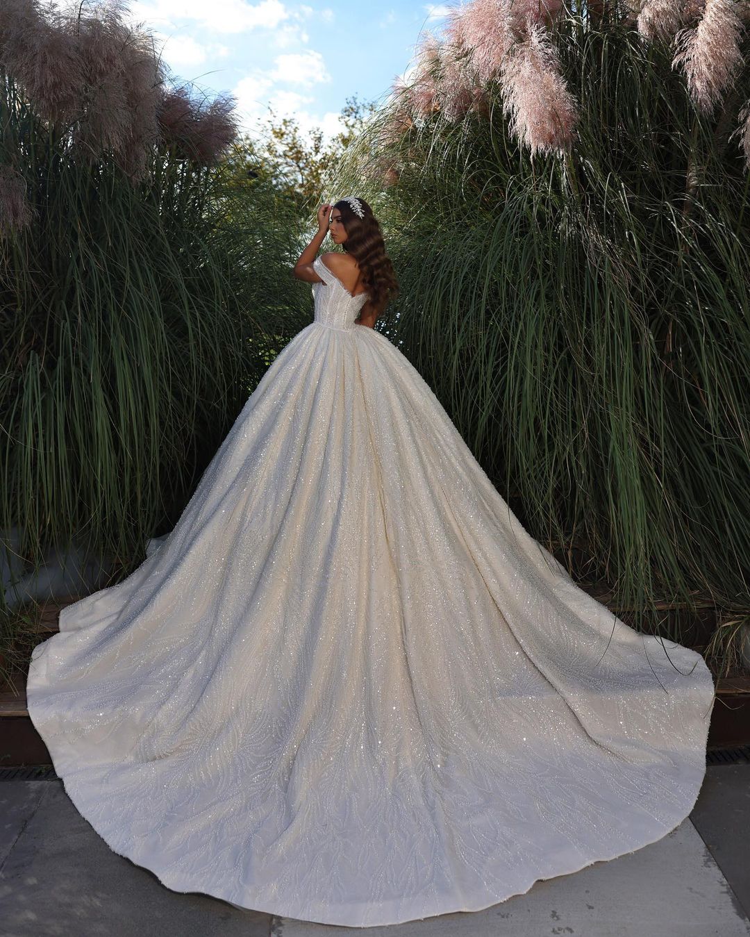 Elegant Long Sweetheart Sleeveless Off-The-Shoulder A-Line Lace Wedding Dress with Ruffles