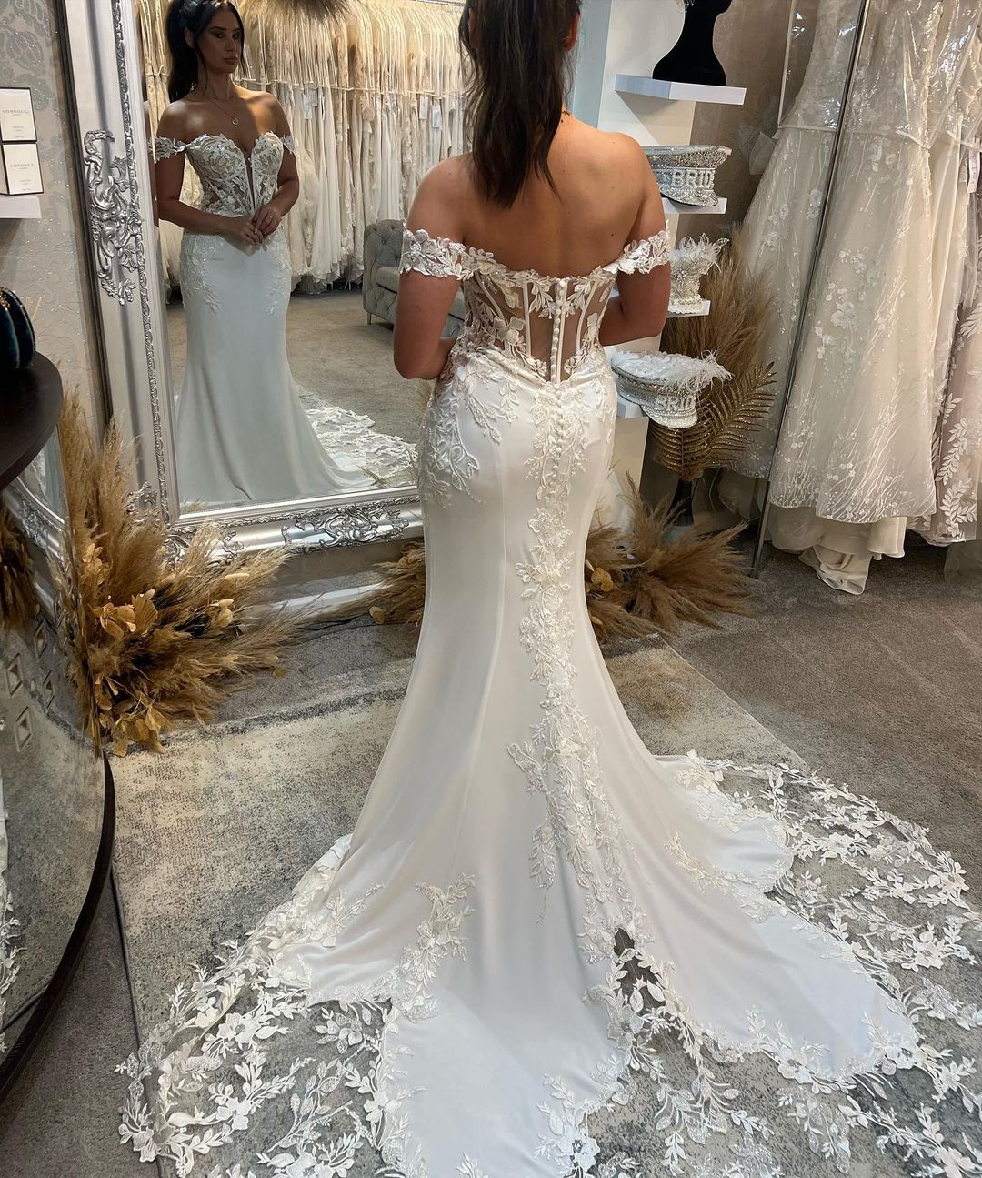 Chic Floor Length Sweetheart Sleeveless Off-The-Shoulder Mermaid Lace Wedding Dress