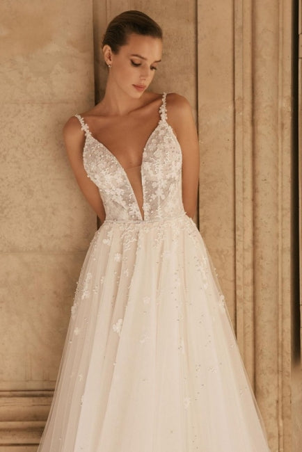 Fabulous Spaghetti-Straps Sleeveless Long Lace Wedding Dresses Online