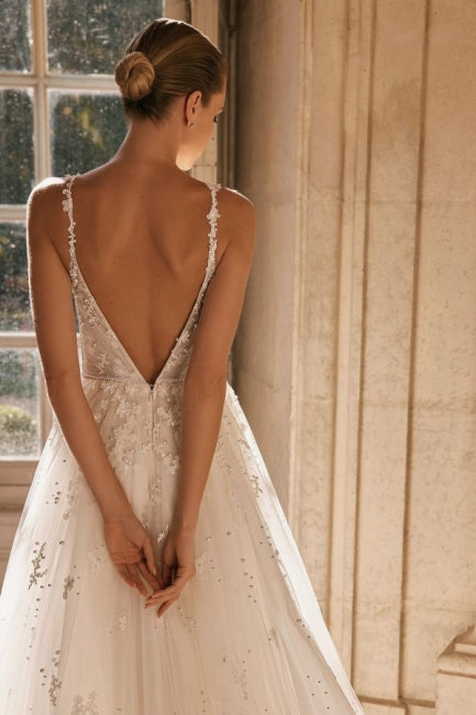 Fabulous Spaghetti-Straps Sleeveless Long Lace Wedding Dresses Online