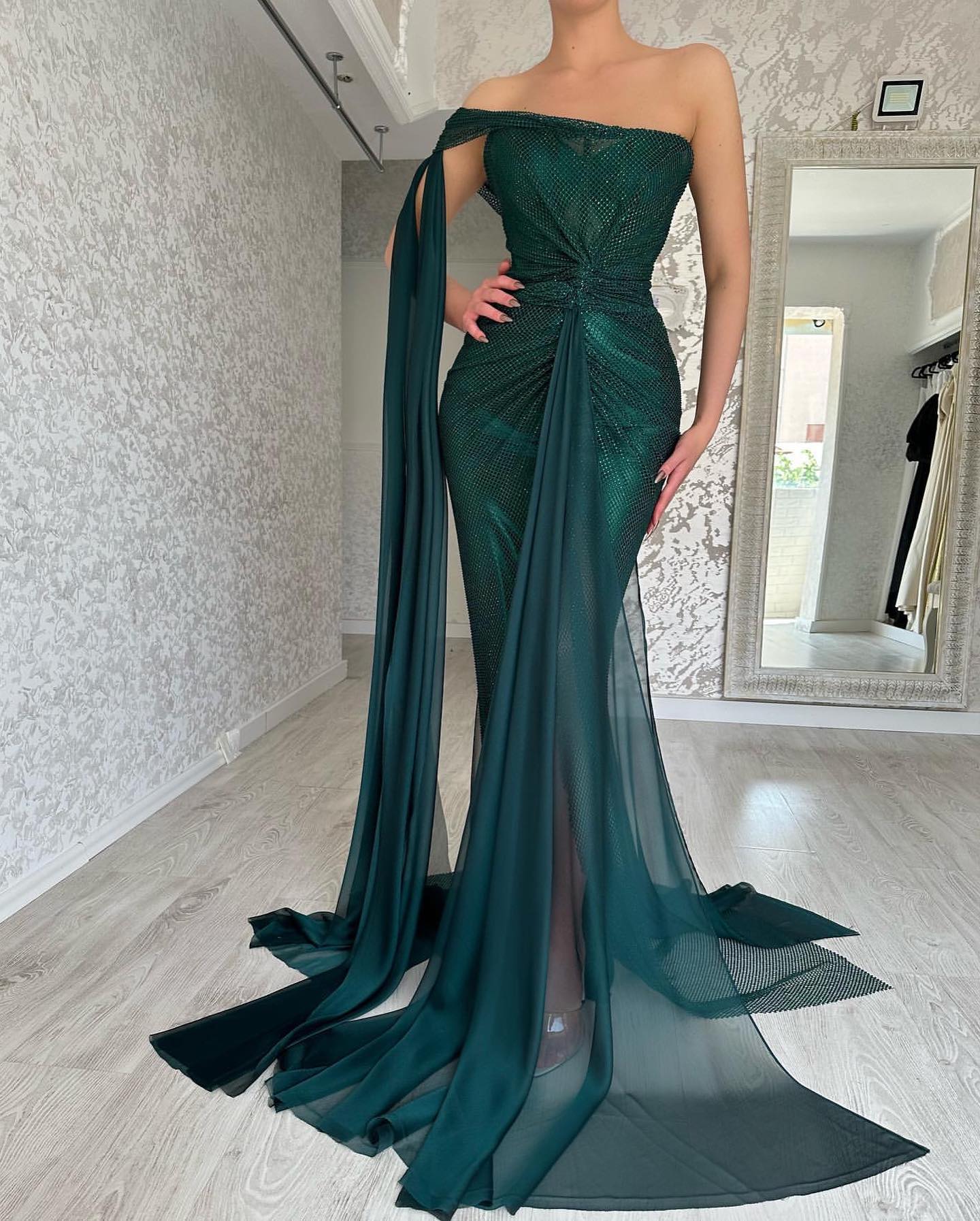 Enchanting Long Dark Green Mermaid Prom Dress with Sleeveless Design and Side Slit