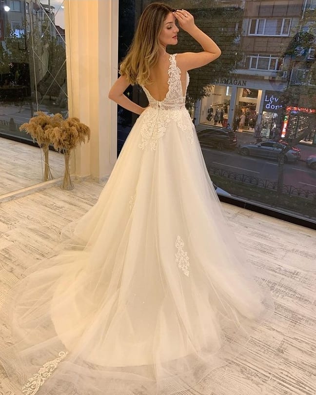 Gorgeous V-Neck Tulle Wedding Dress Sleeveless