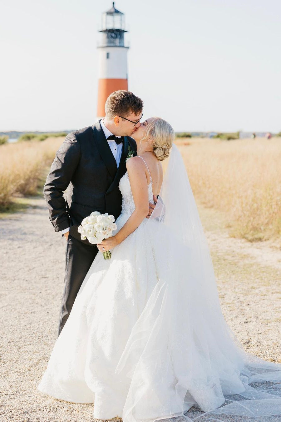 Gorgeous White Backless Wedding Dresses Lace Appliques V-Neck