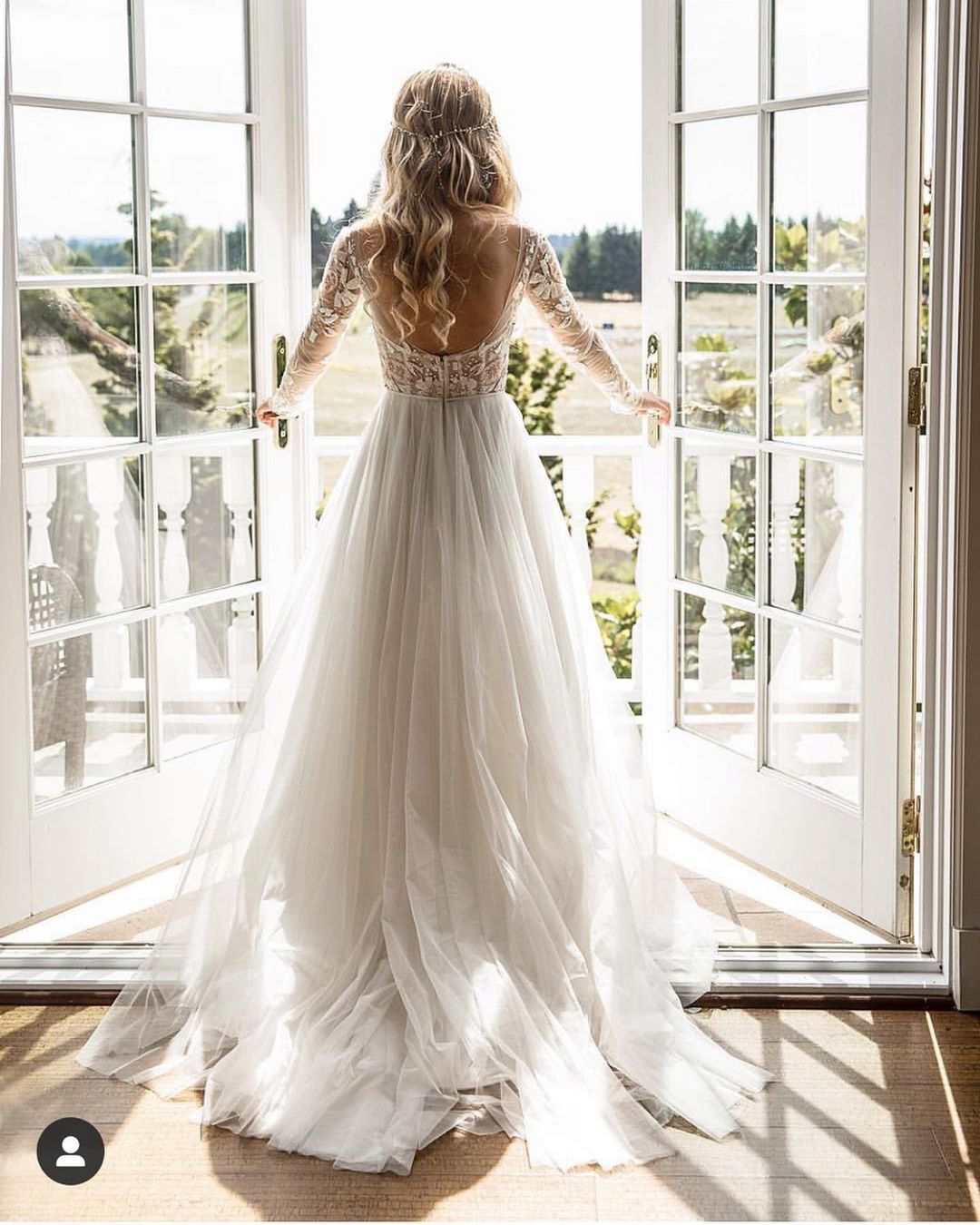 Long Sleeves Beach Wedding Dress With Appliques Open Back