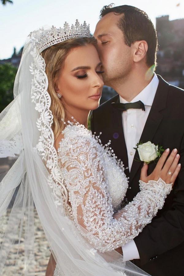 Long Sleeves V-Neck Bridal Gowns Mermaid Lace Appliques