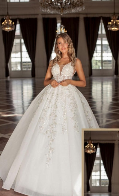 Noble Strapless Sleeveless Ball Gown with Lace for Weddings