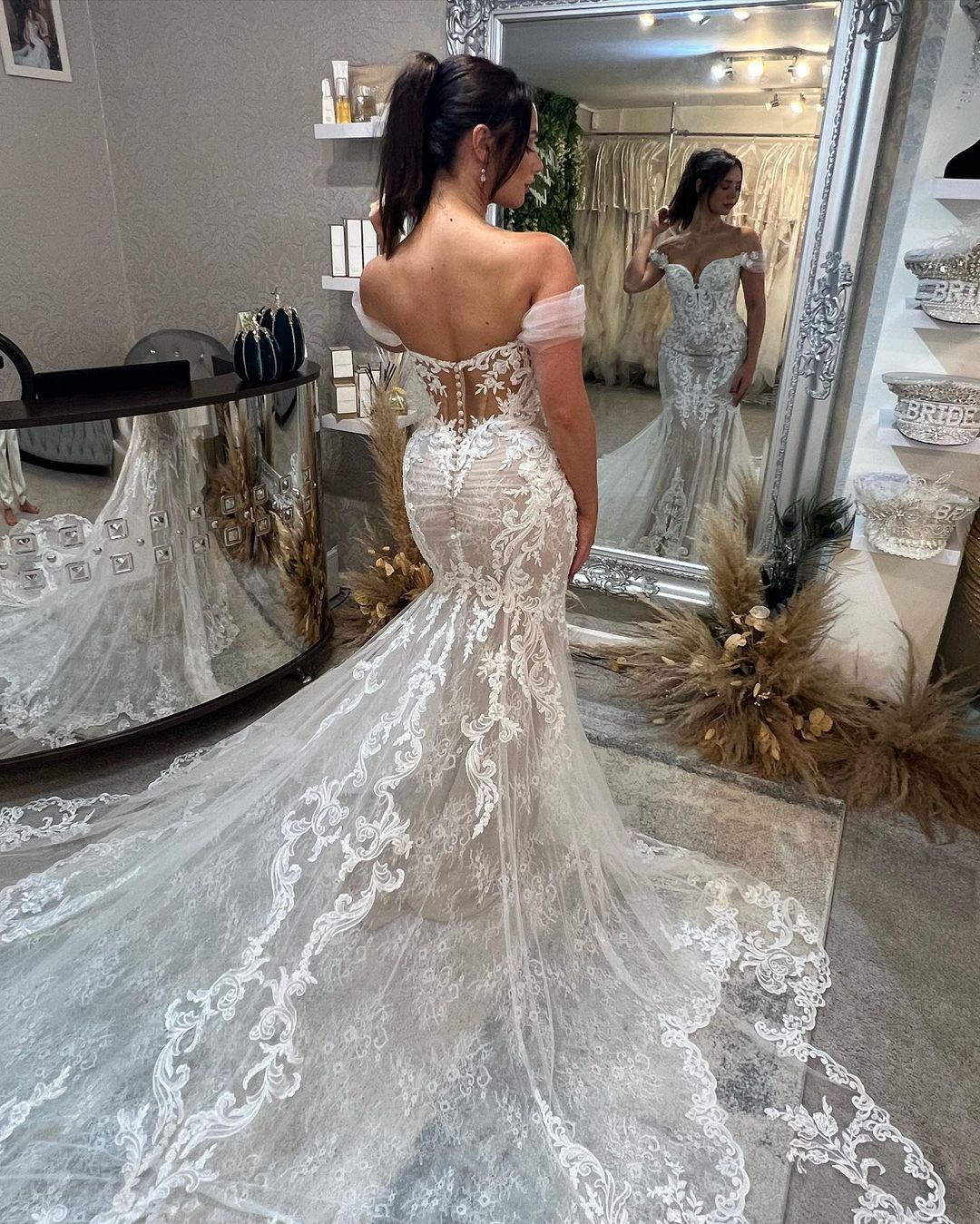 Trendy Floor Length Sweetheart Off-The-Shoulder Sleeveless Mermaid Lace Wedding Dress