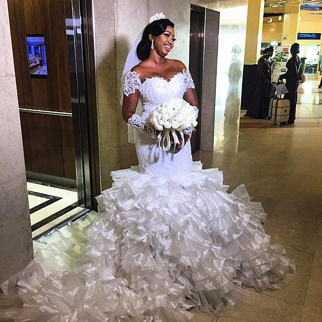 Short sleeves Off the shoulder White Mermaid Wedding Dresses with Ruffles Train