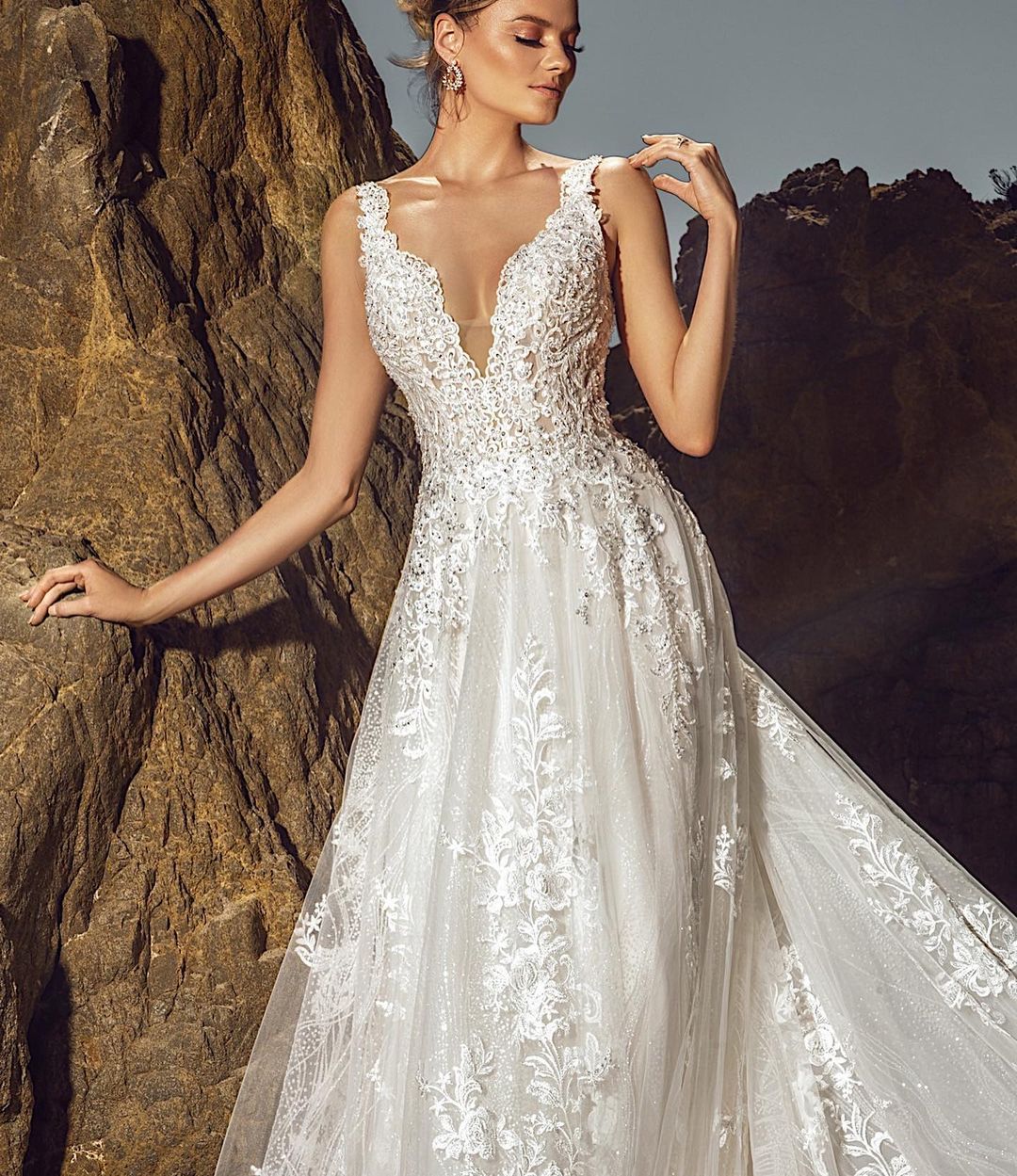 Sleeveless V-Neck Wedding Dress Lace Open Back