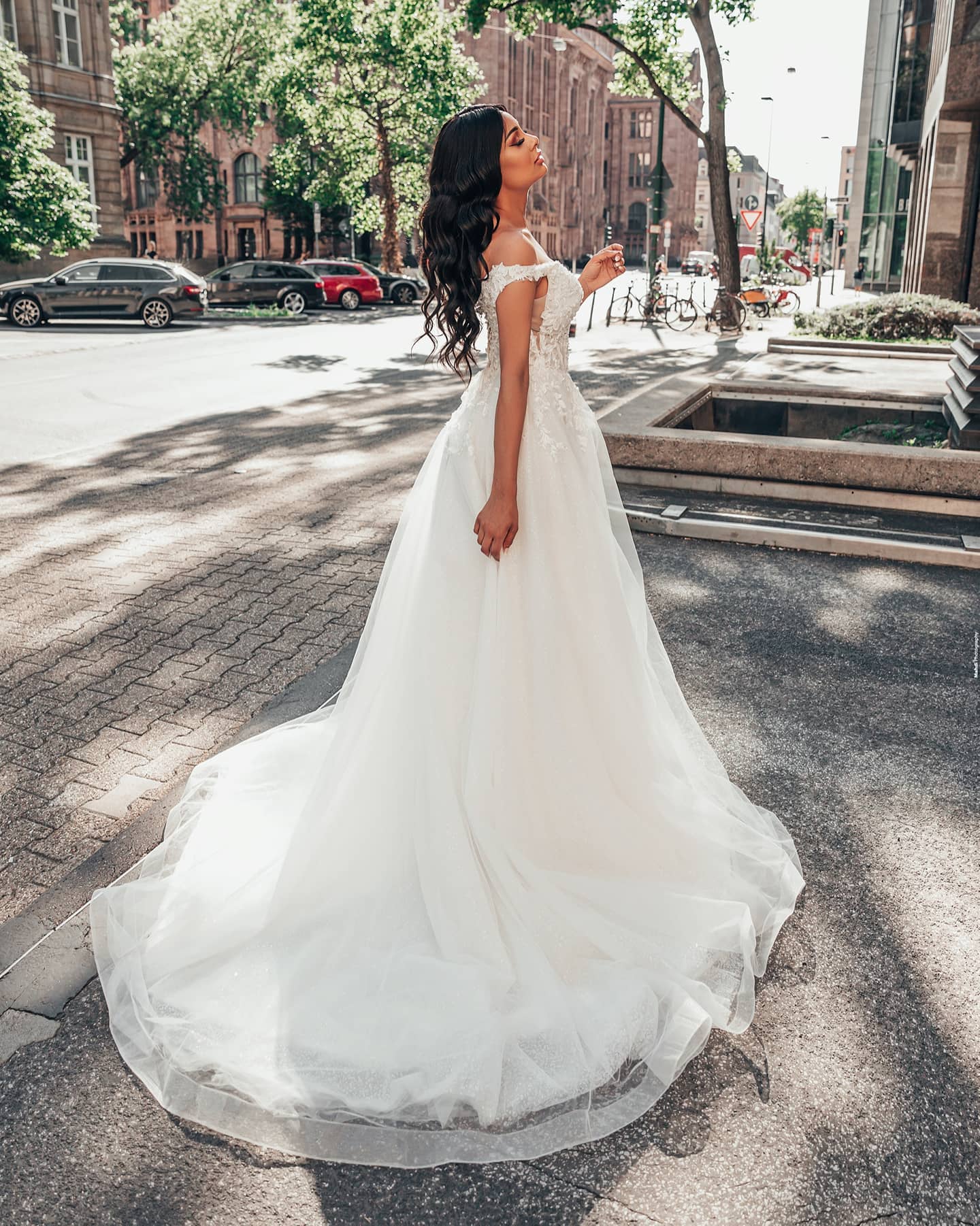 V-Neck Sleeveless Wedding Dress Tulle With Appliques Lace